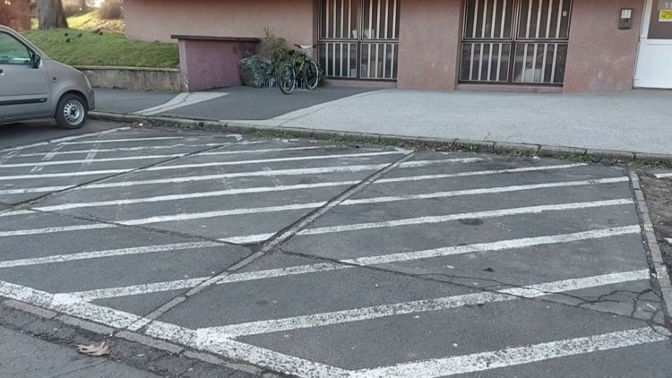 Sok esetben elzárt területen parkolnak a Május 1. téren