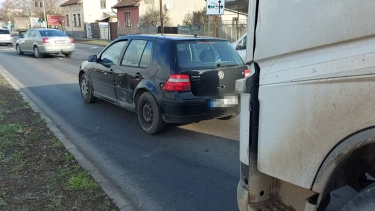 Egy nyerges vontató és egy személyautó ütközött össze a Mező utcán