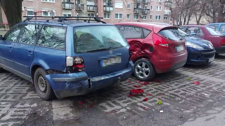 Két parkoló autónak és falnak ütközött egy jármű Örökösföldön