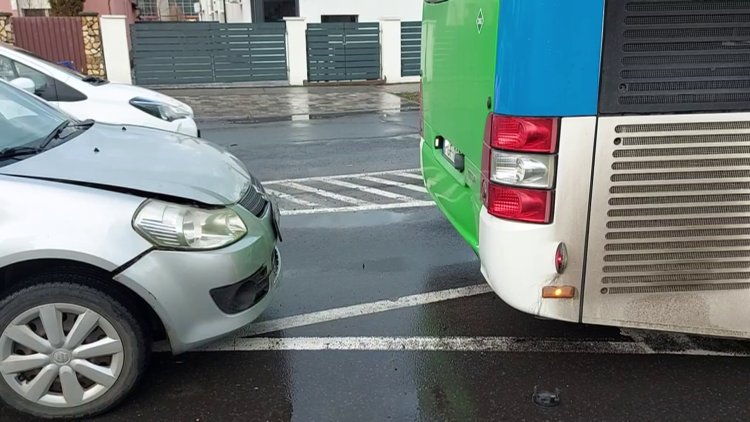 Egy busz és egy személyautó karambolozott a Család utcai körforgalomban