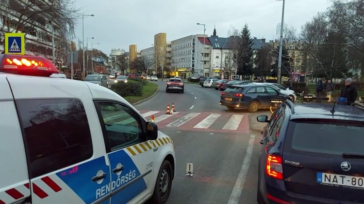 Szerda délután egy kerékpáros és egy személyautó ütközött az Országzászló téri gyalogátkelőhelyen