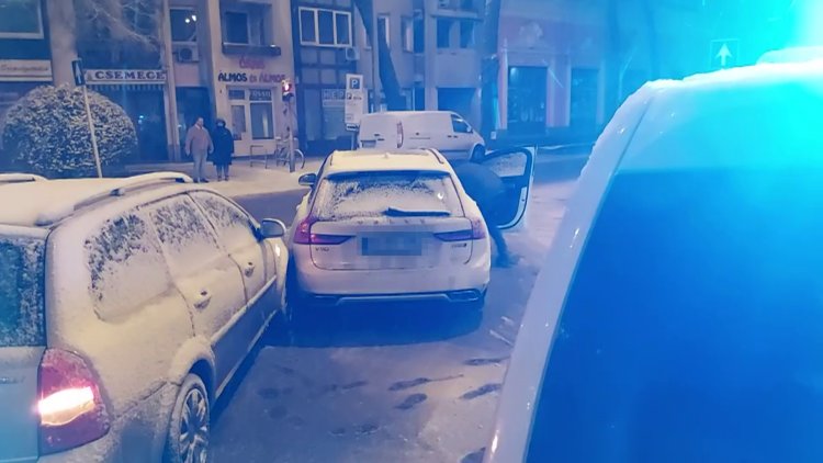 Péntek este két személygépkocsi ütközött a Luther és Zrínyi Ilona utcai csomópontban