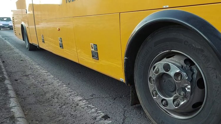 Távolsági busz elé hajtott egy külföldi rendszámú személyautó az Orosi út kivezető szakaszán