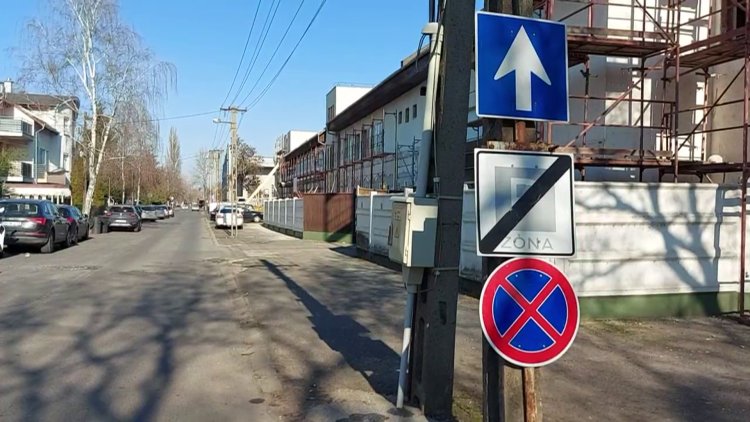 Az István utca jobb oldalán tilos megállni, ezt több KRESZ-tábla is jelzi