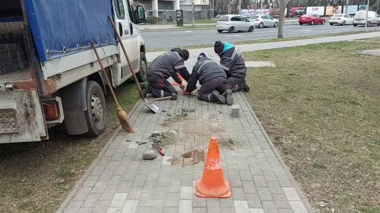 Térkőburkolati hibákat állítanak helyre városszerte a NYÍRVV munkatársai