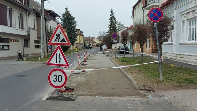 A Körte utcán folytatódik a múlt héten eltört távhővezeték helyreállítása