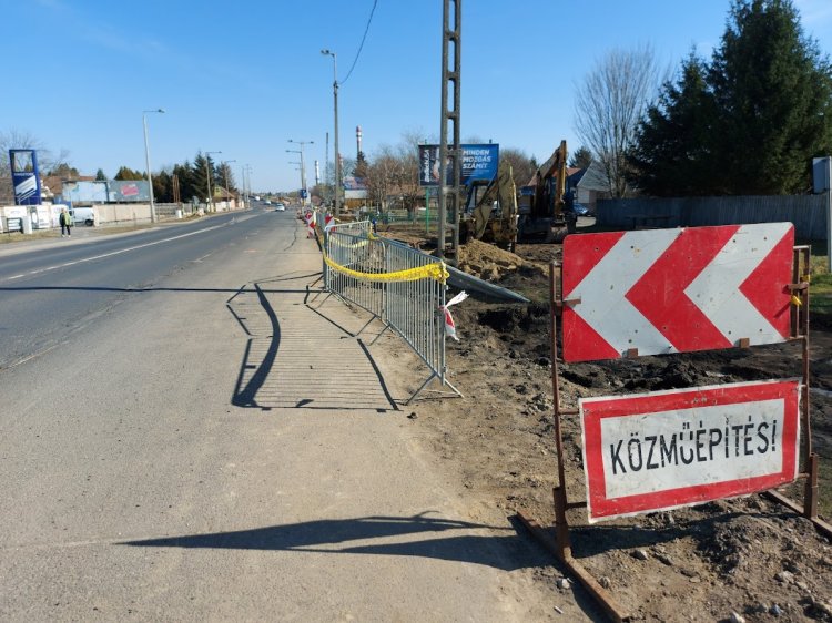 A Tiszavasvári úti felüljáró előtt lezárták a leálló sáv egy részét