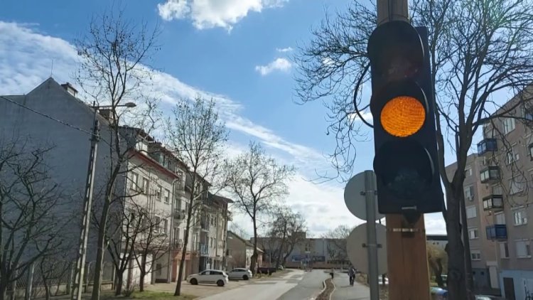 Veszélyes útszakasz – Lámpák hívják fel a közlekedők figyelmét a Móricz Zsigmond utcán 