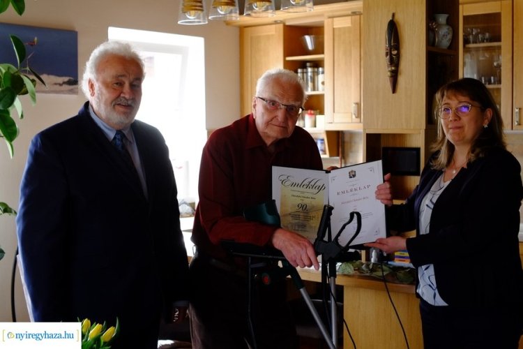 Hársfalvi Sándor Bélát, városunk szépkorú polgárát 90. születésnapja alkalmából köszöntötték