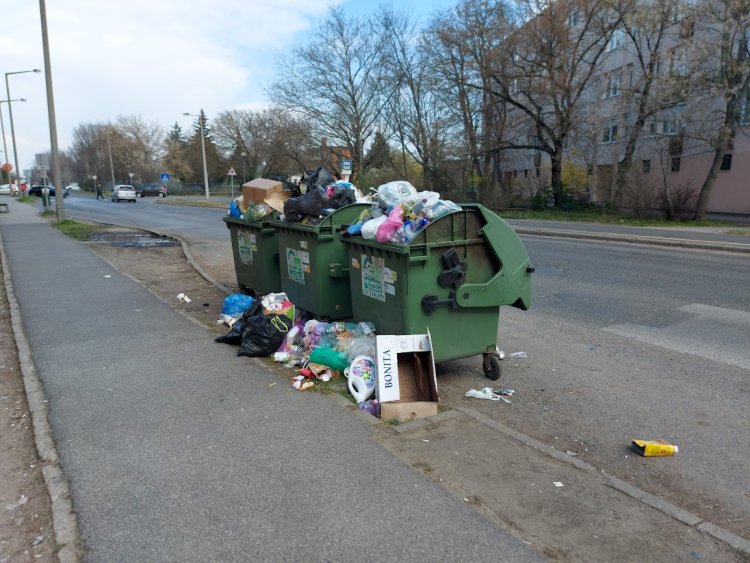 Arra kérik a városlakókat, hogy a társasházak előtti hulladéktartó edényeket ne rakják tele