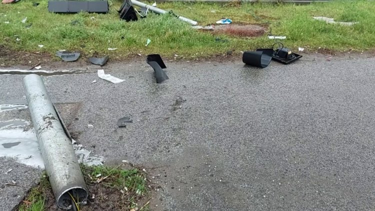 Egy jelzőlámpaoszlopot ütött ki egy autós a Tünde utcánál