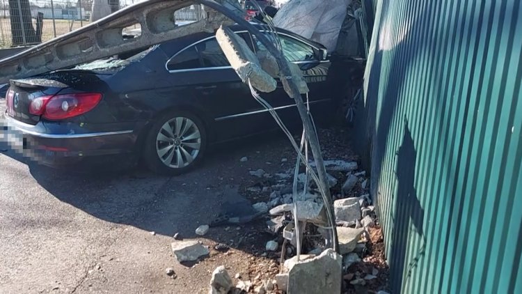 Oszlopnak és kerítésnek ütközött egy jármű a Mohács utcán