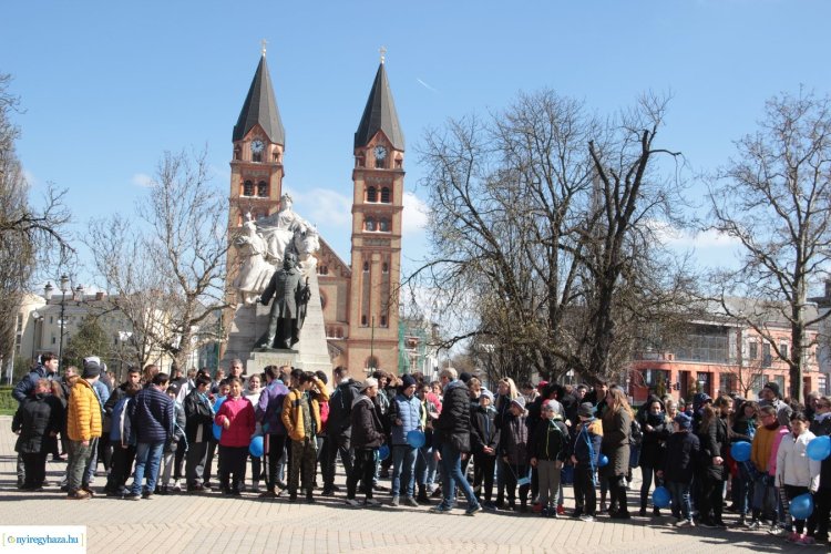 Kék séta – A Kossuth téren gyűltek össze a helyi speciális intézetbe járó tanulók hétfőn