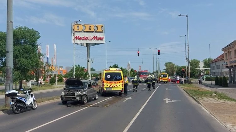 Két személyautó ütközött a Szegfű és László utca kereszteződésében