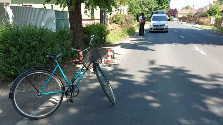 A Derkovits utcán egy kerékpáros nekihajtott az útpadkának és felborult