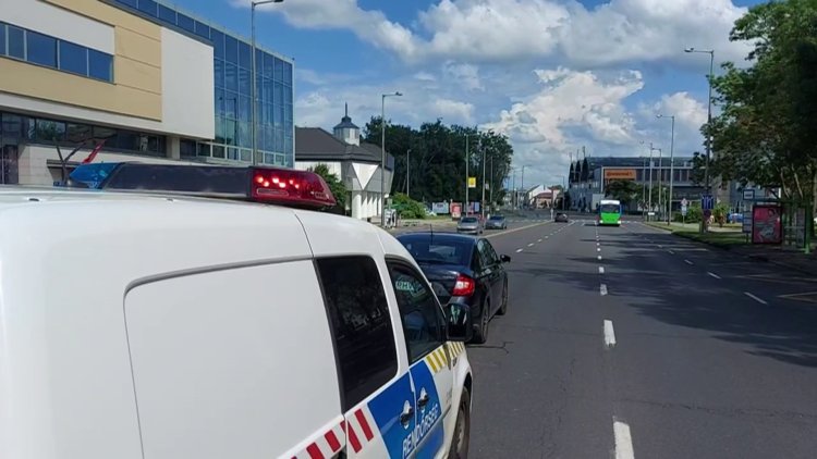 A piros jelzés ellenére egy kerékpáros kihajtott az útra és egy személygépkocsi visszapillantó tükrének ütközött