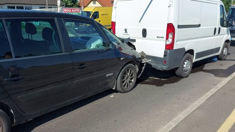 A Kállói úton egy személygépkocsi belerohant egy kisteherautóba