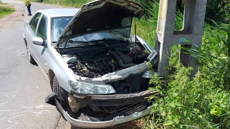 Egy személygépkocsi vezetője elvesztette uralmát járműve felett és villanyoszlopnak ütközött