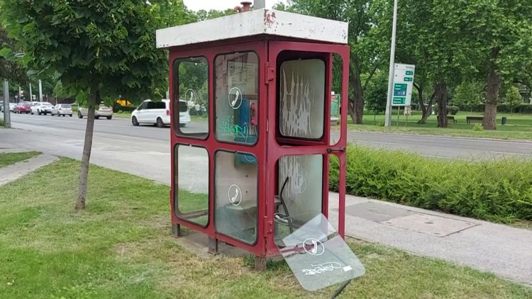 Megrongáltak egy nyilvános telefonfülkét a Pazonyi téren