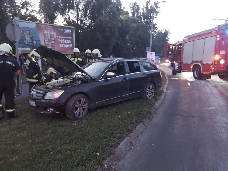 Kigyulladt az autója, azonnal oltani kezdte