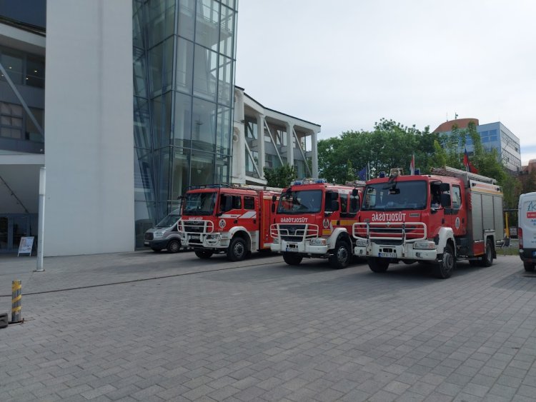 Több egységgel érkeztek a tűzoltók a Vácihoz, de szerencsére nem tűz miatt