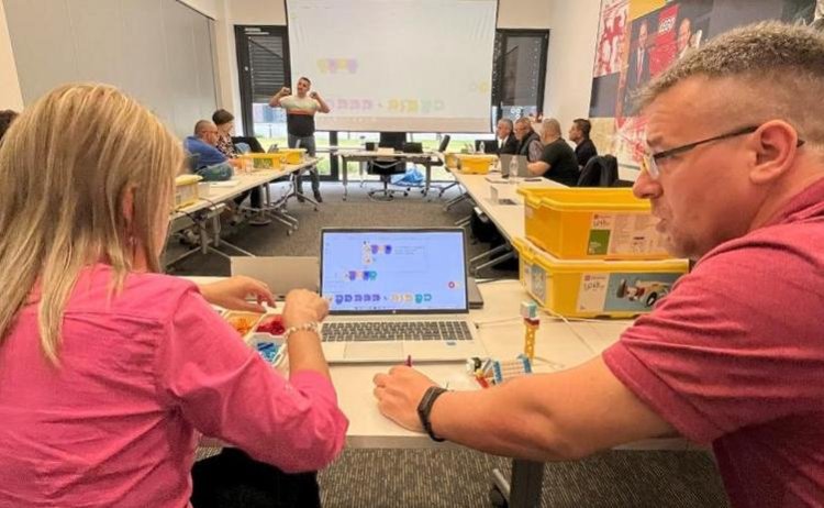 CodeIT - 9 hónapos szakmai továbbképzés indul 15 digitális kultúra tanárnak a régióban a LEGO Csoport támogatásával!