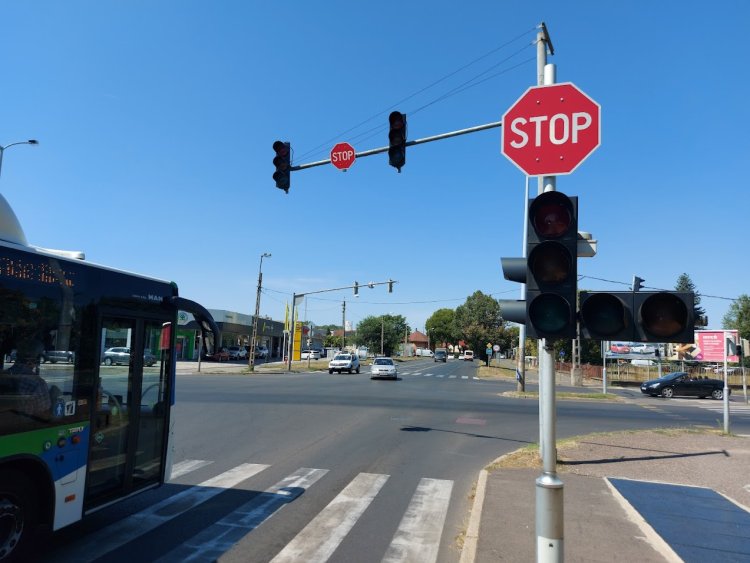 Ha nem működöknek a jelzőlámpák, akkor a táblák a mérvadók