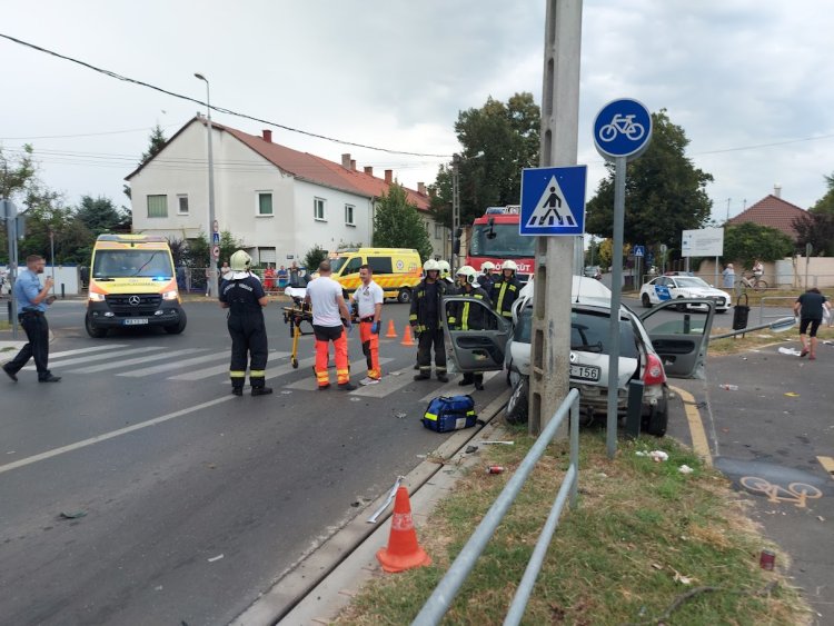 Megdöbbentő képek, három sérült, teljes útzár a Derkovitson