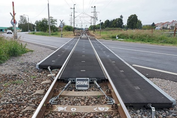 Minden esetben fokozott óvatossággal közlekedjünk a vasúti átjárón