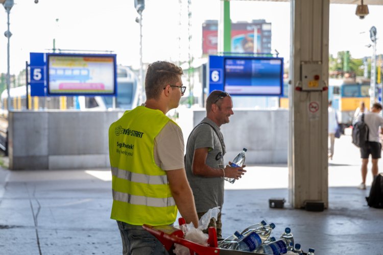 Szerdától vízosztás a vasútállomásokon, pályaudvarokon, autóbusz-állomásokon