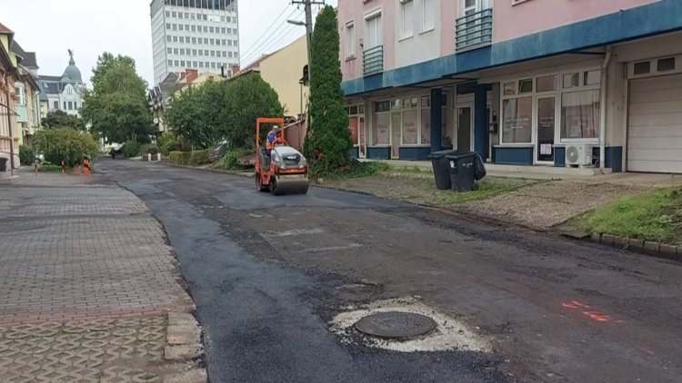 Forgalomkorlátozás mellett zajlik az aszfaltozás az Ér utcán