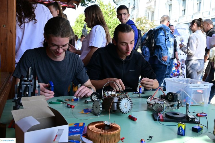 SzakMAfest – Több száz érdeklődő fiatallal telt meg szerdán a belváros