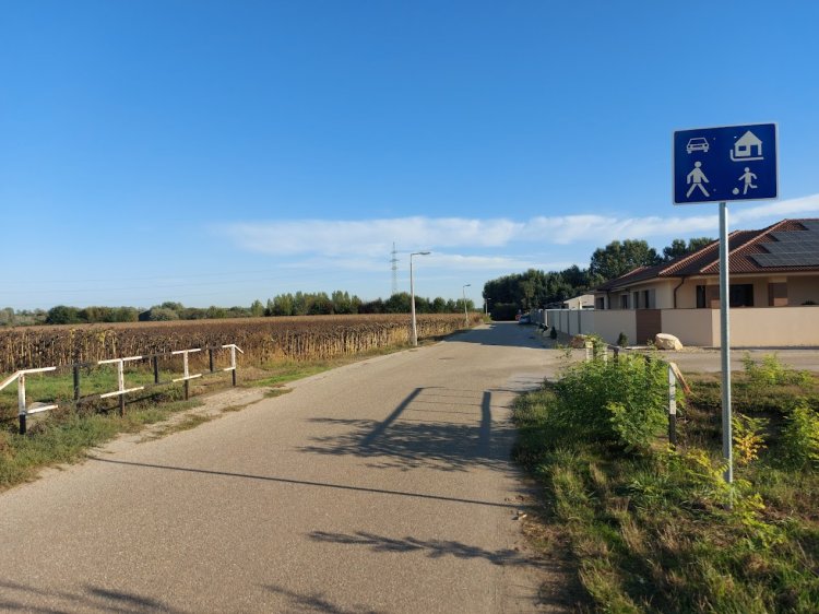 Több orosi utcára is kikerült a lakó-pihenő övezet tábla!