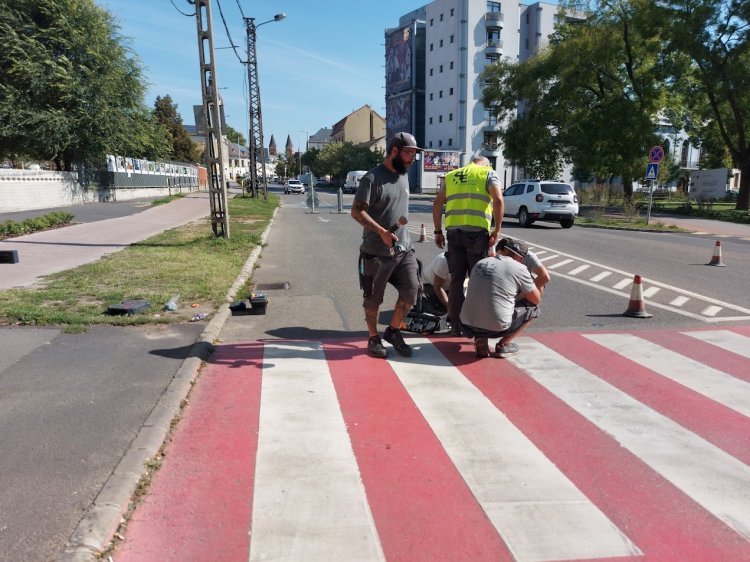 Karbantartást végeznek a belvárosi okoszebráknál