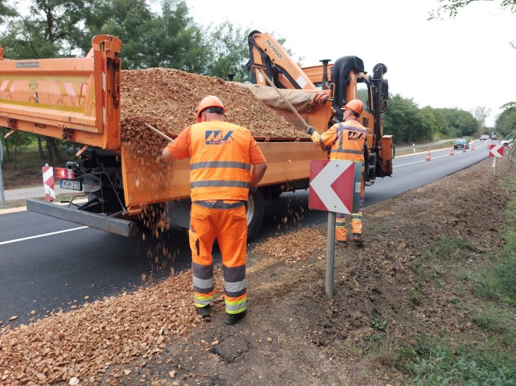 Ezt láthatta a 4-esen: megerősítették az útpadkát