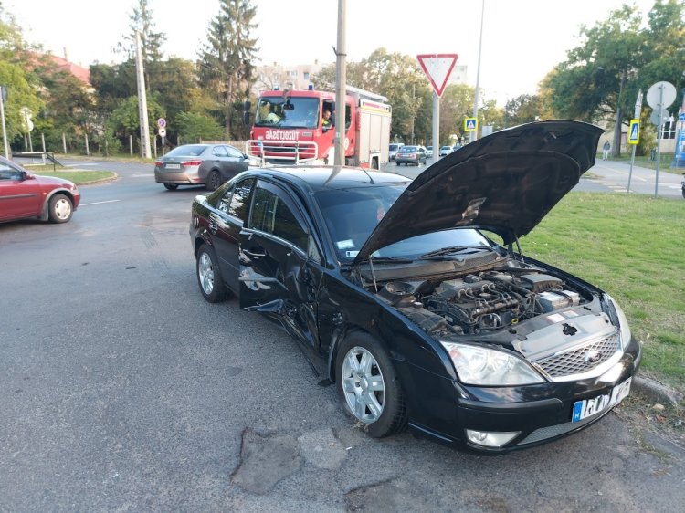 Érdemes figyelni a táblákat - három autó is összetört