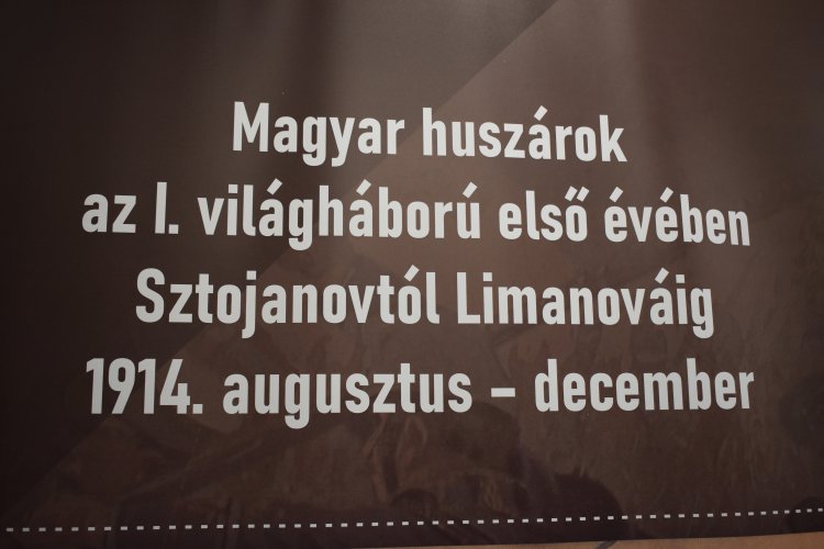 A magyar huszárok világát idézi meg egy izgalmas kiállítás a Vasutas Művelődési Házban 