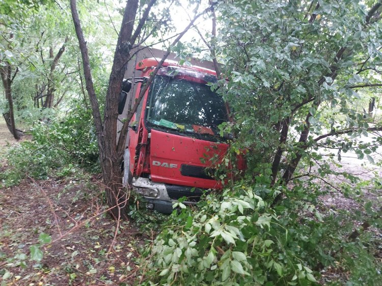 Egy arra járó traktor húzta ki az árokból a teherautót