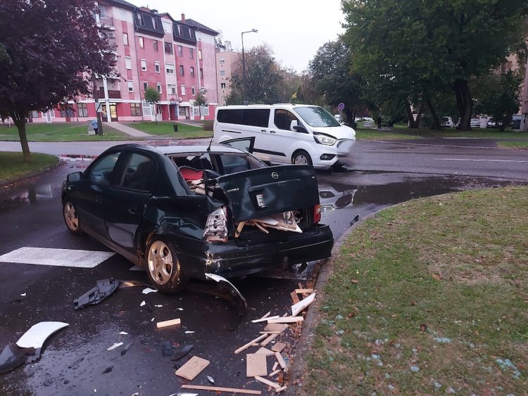 Hármas karambolhoz hívták a rendőröket - két autó totálkárosra tört