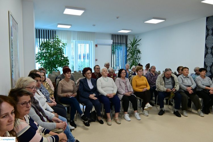 Alzheimer Café – Lelki támogatással és tanácsadással indult a programsorozat őszi első előadása