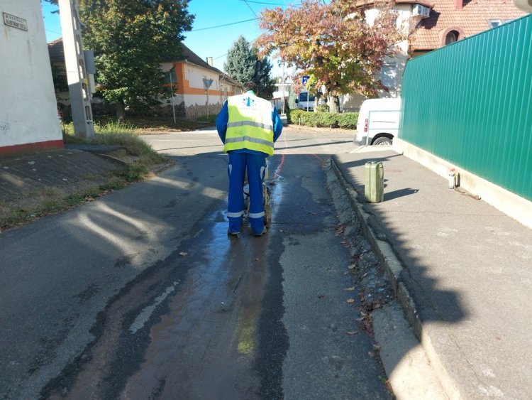 Ezért bontották fel az utcát - új csöveket fektetnek