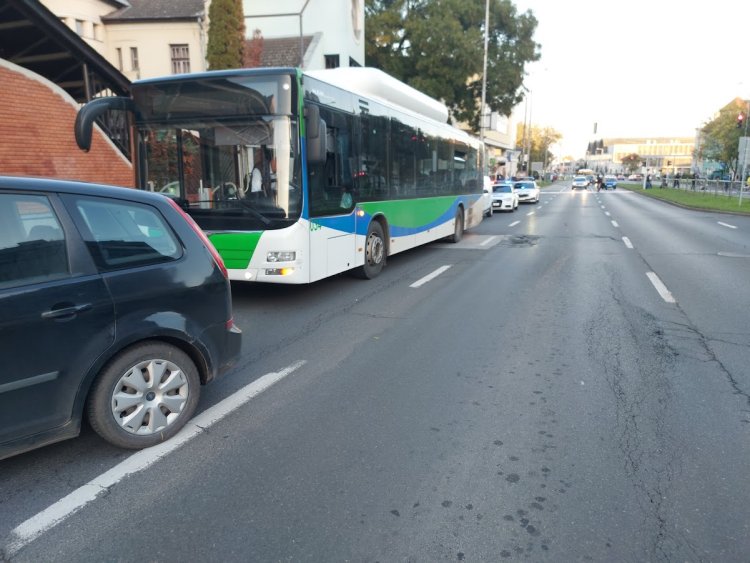 Bevágott a busz elé - Ütközés lett belőle