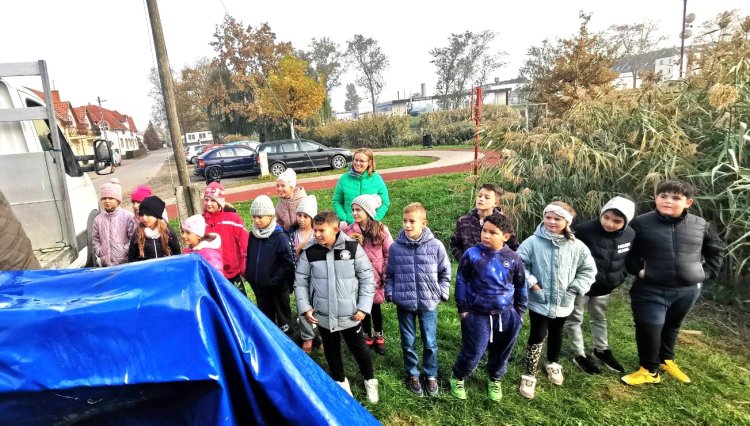 Nyolc mázsa pontyot telepítettek a Bujtosi-tóba - A  telepítésben résztvevő gyerekek és a horgászok is örültek