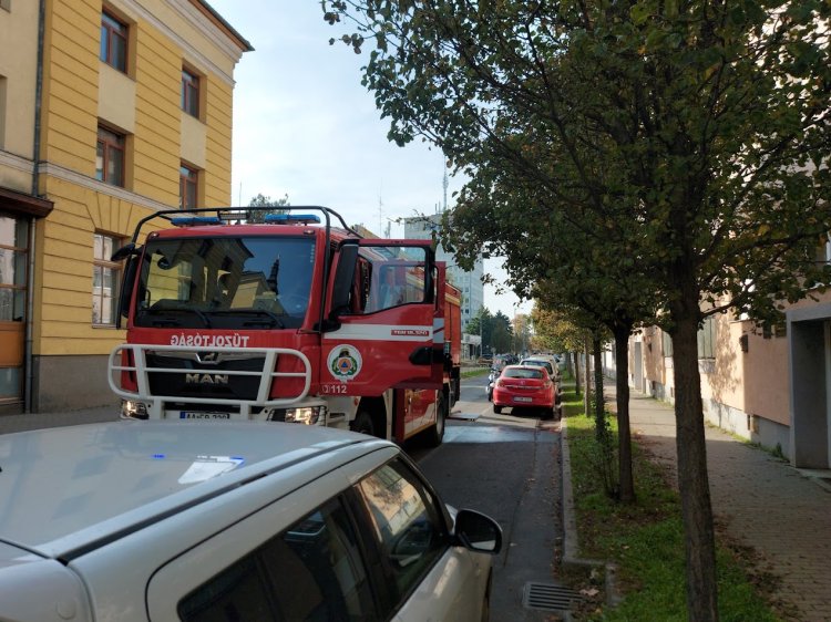 Füstölt a kapcsolószekrény - Hívták a mentőket is, de szerencsére senkinek nem lett baja