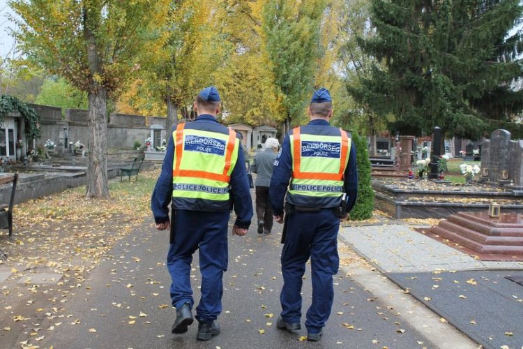 Így lesz biztonságos a temetőlátogatás - Fogadja meg ezeket a tanácsokat!