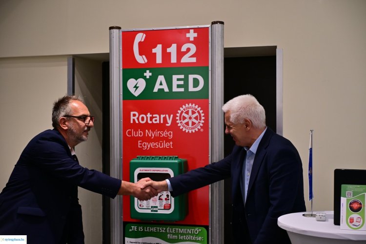 Te is lehetsz életmentő! – Új defibrillátorok Nyíregyházán a Rotary Club Nyírség segítségével