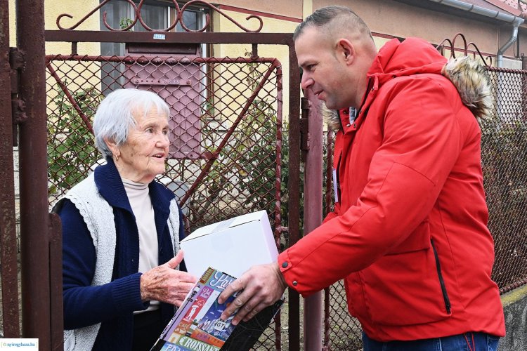 Már viszik az önkormányzat ajándékcsomagját a nyíregyházi nyugdíjasoknak