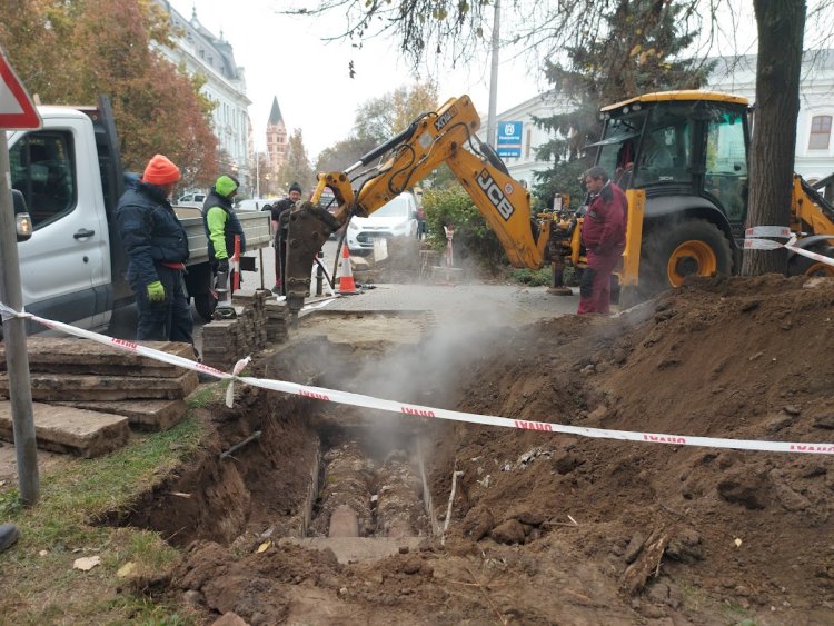 Eltört egy távhővezeték a Hősök terén                  