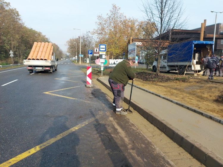 Az autóbusz megállóján dolgoznak az állatpark előtt