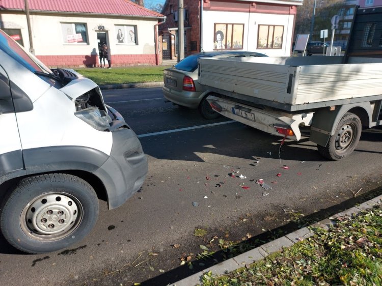 Fékezett, de a mögötte érkező későn reagált